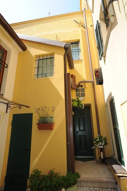 B&B Aurora Domus D'A-Mare Pesaro Bagian luar foto